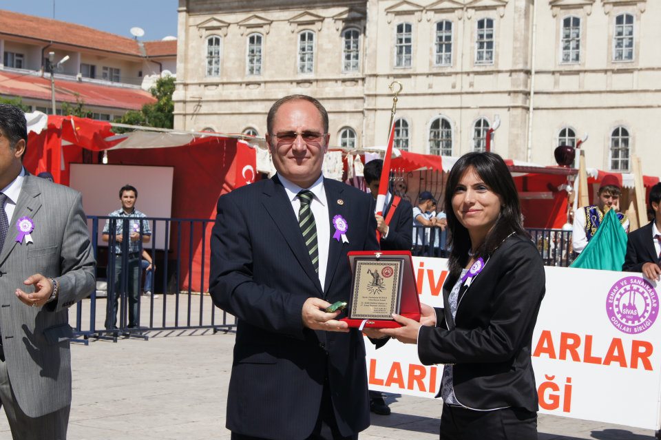 2011 Yılın Girişimci Bayan Ödülünü Milletvekili Hilmi Bilgin Tarafından Alırken.